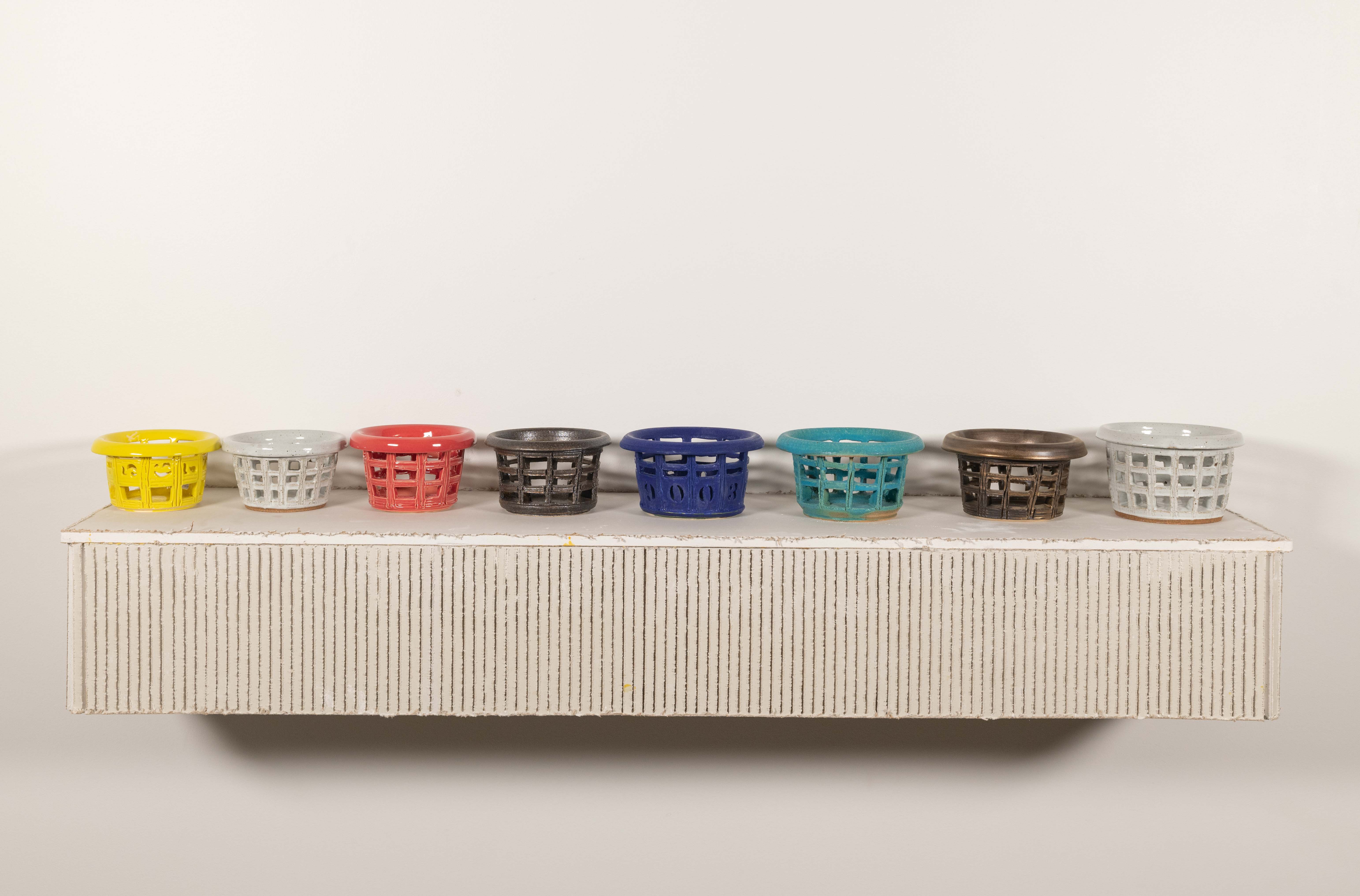 Cups in descending height order. Each cup has a sliver cut out of the rim so your lip fits into
the cup.